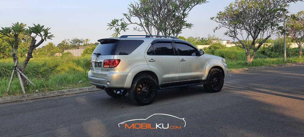 Mobil Toyota Fortuner 2005