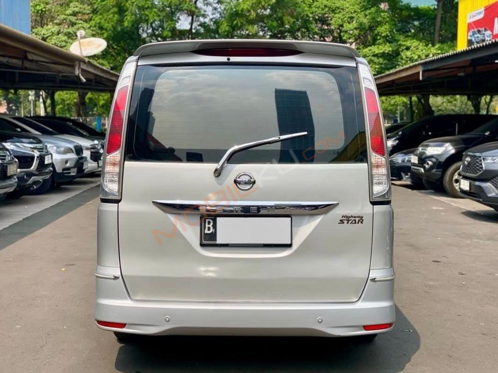 Mobil Nissan Serena 2013
