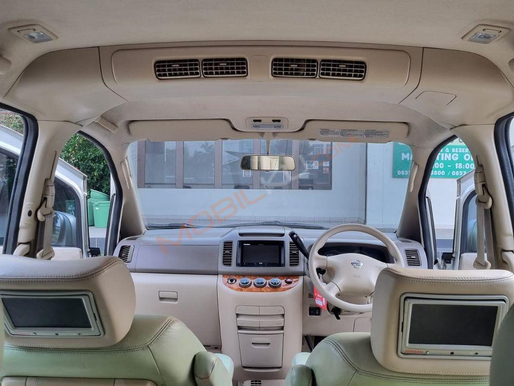 Mobil Nissan Serena 2011