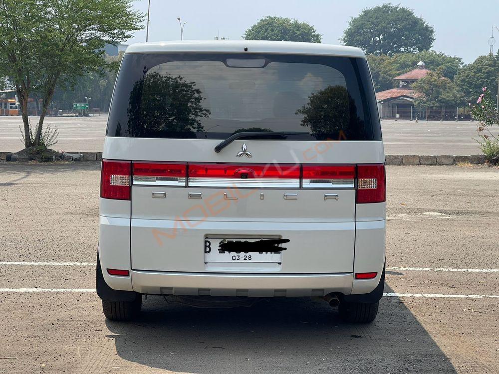 Mobil Mitsubishi Delica 2015