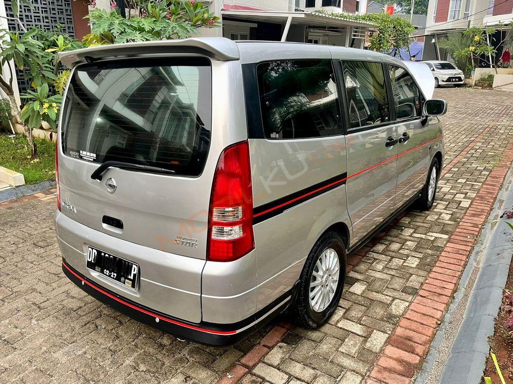 Mobil Nissan Serena 2012