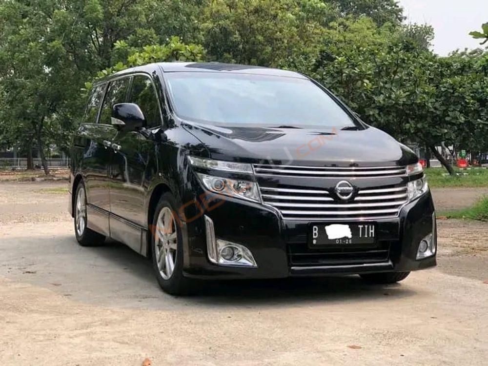 Mobil Nissan Elgrand 2013