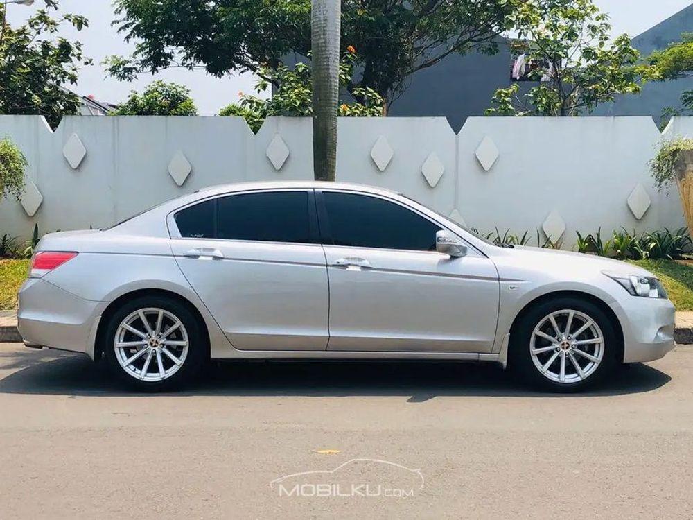 Mobil Honda Accord 2008