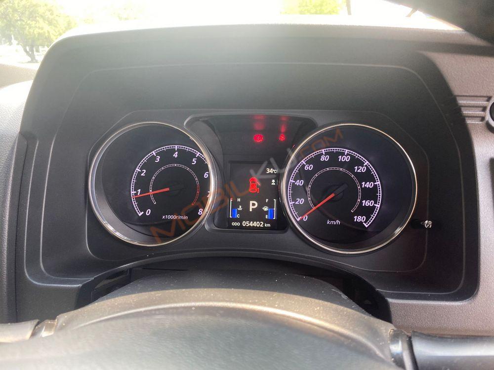 Mobil Mitsubishi Delica 2015