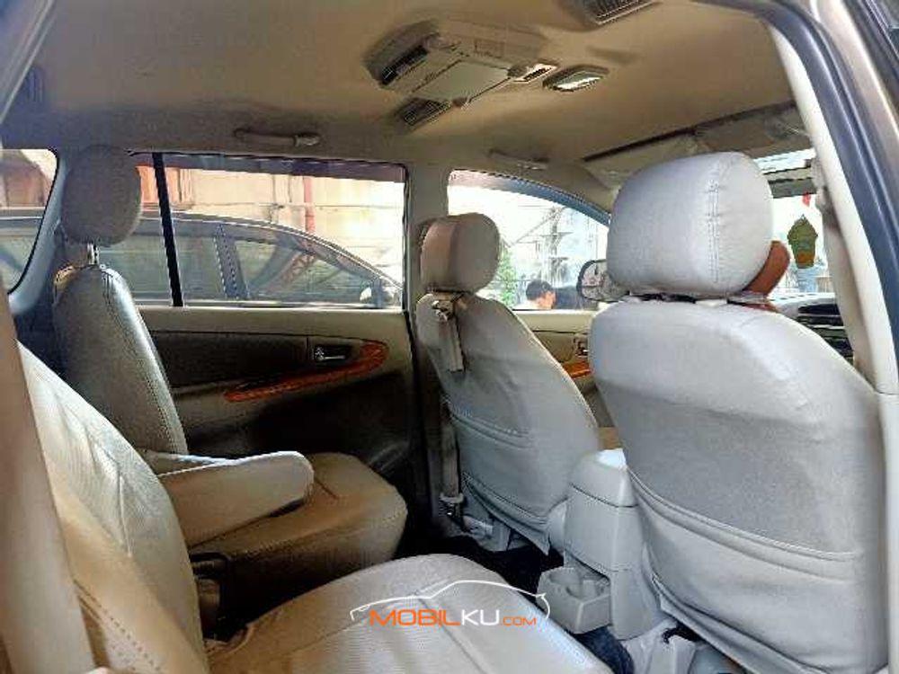 Mobil Toyota Kijang Innova 2011
