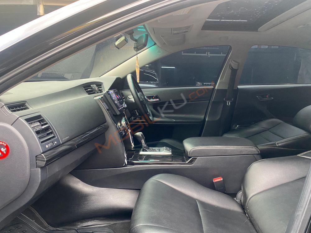 Mobil Toyota Mark X 2012