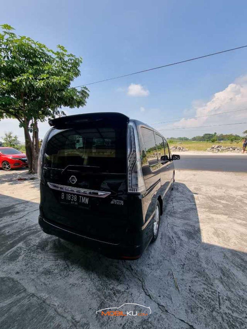 Mobil Nissan Serena 2015