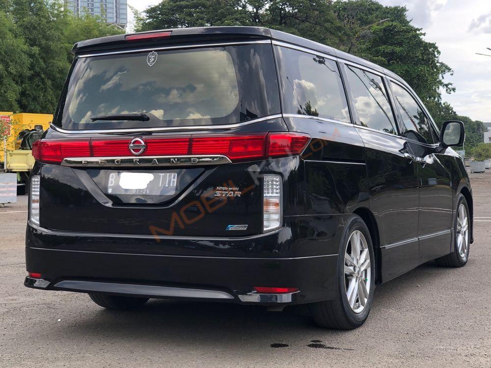 Mobil Nissan Elgrand 2013