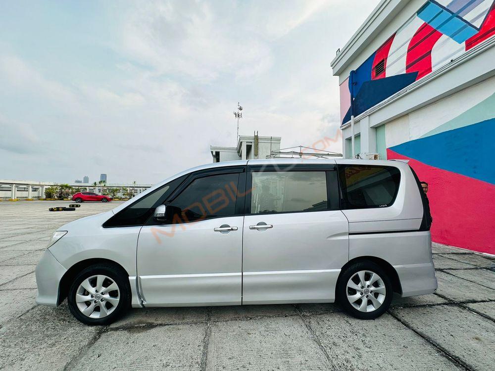 Mobil Nissan Serena 2013
