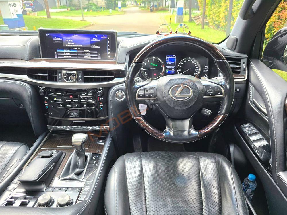 Mobil Toyota Land Cruiser 2018