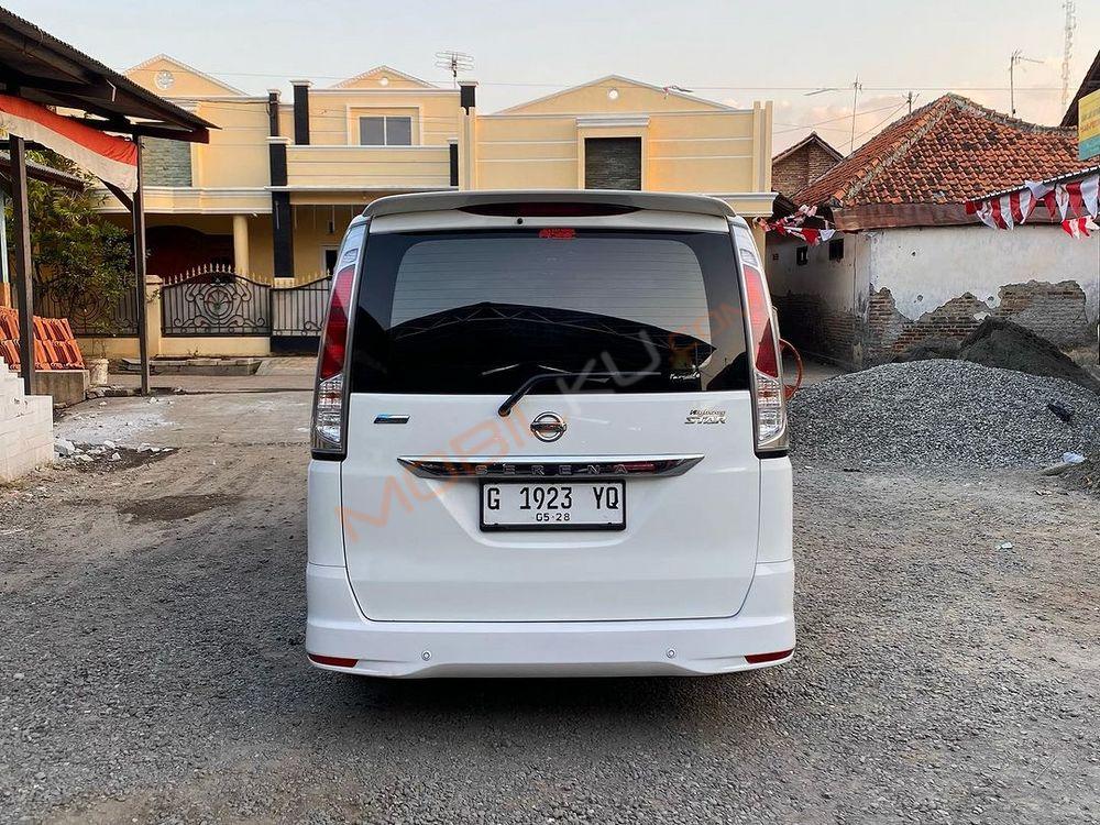 Mobil Nissan Serena 2013
