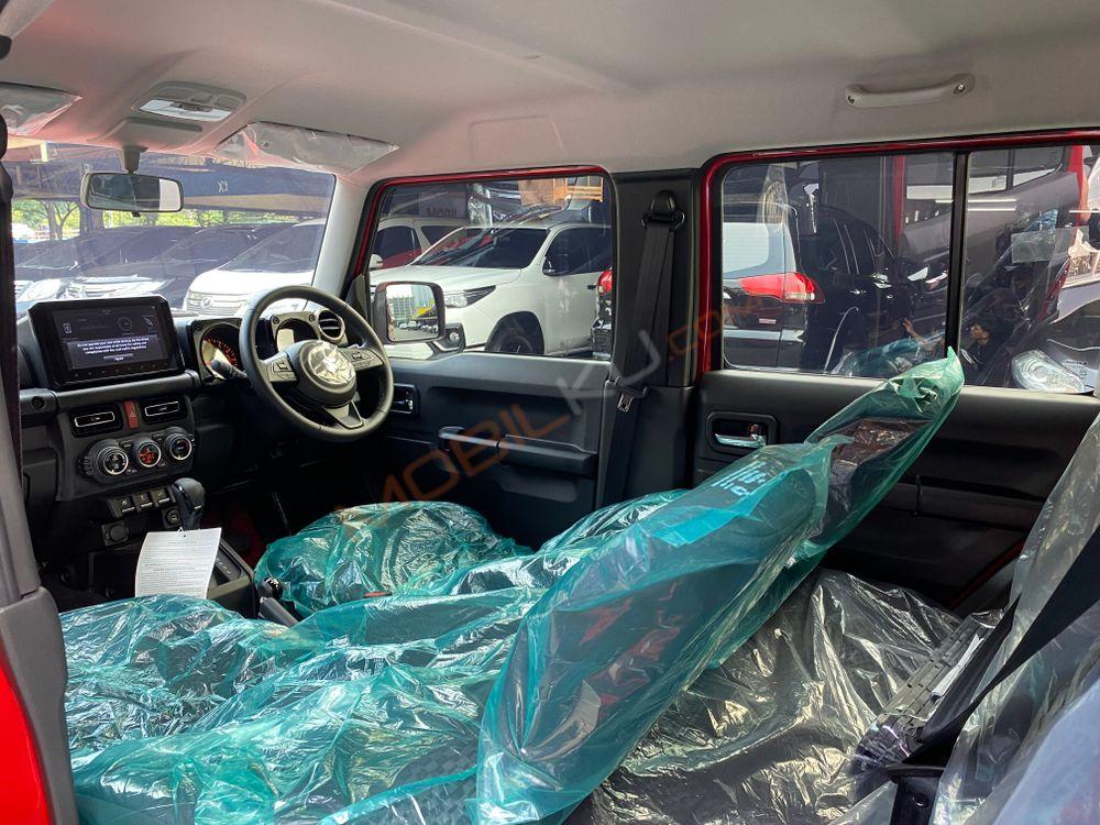 Mobil Suzuki Jimny 2023