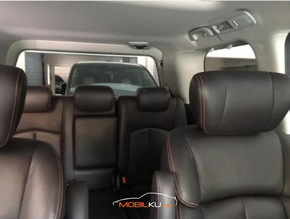 Mobil Nissan Elgrand 2012