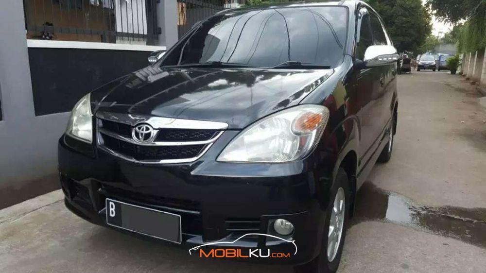Mobil Toyota Avanza 2010