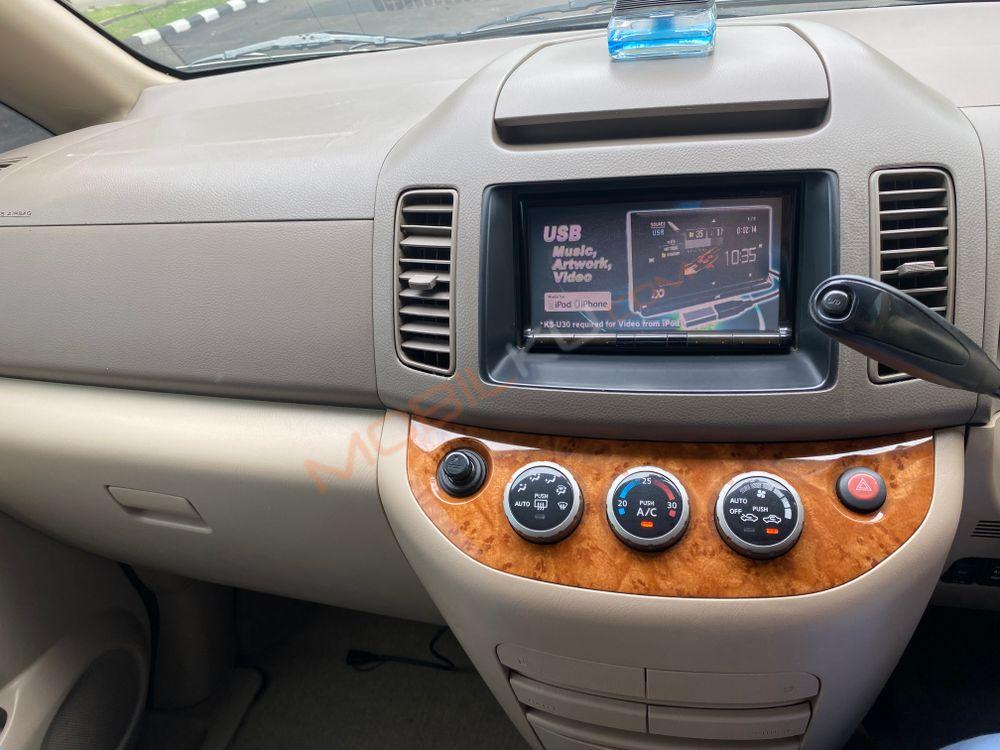 Mobil Nissan Serena 2011