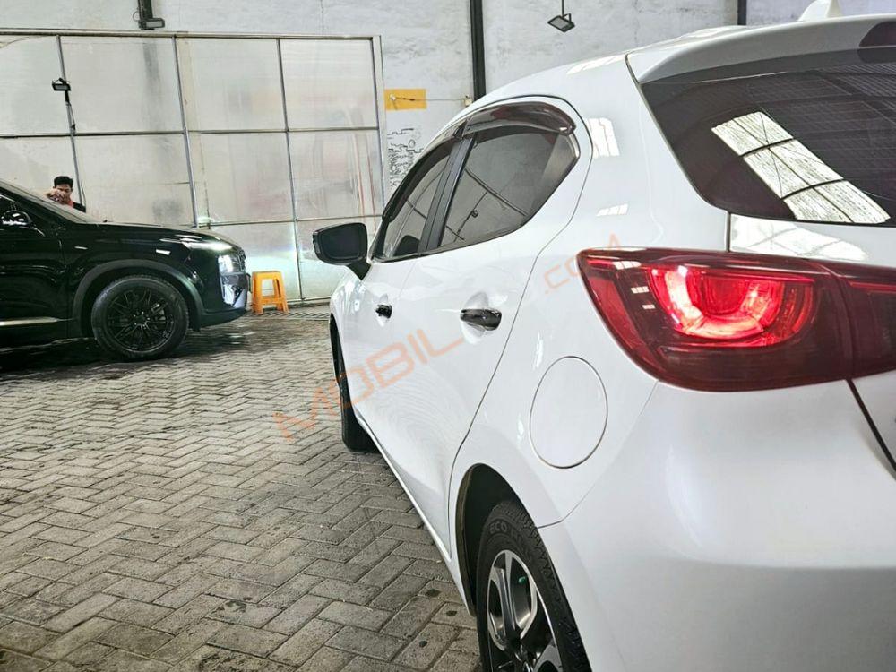 Mobil Mazda 2 Hatchback 2015