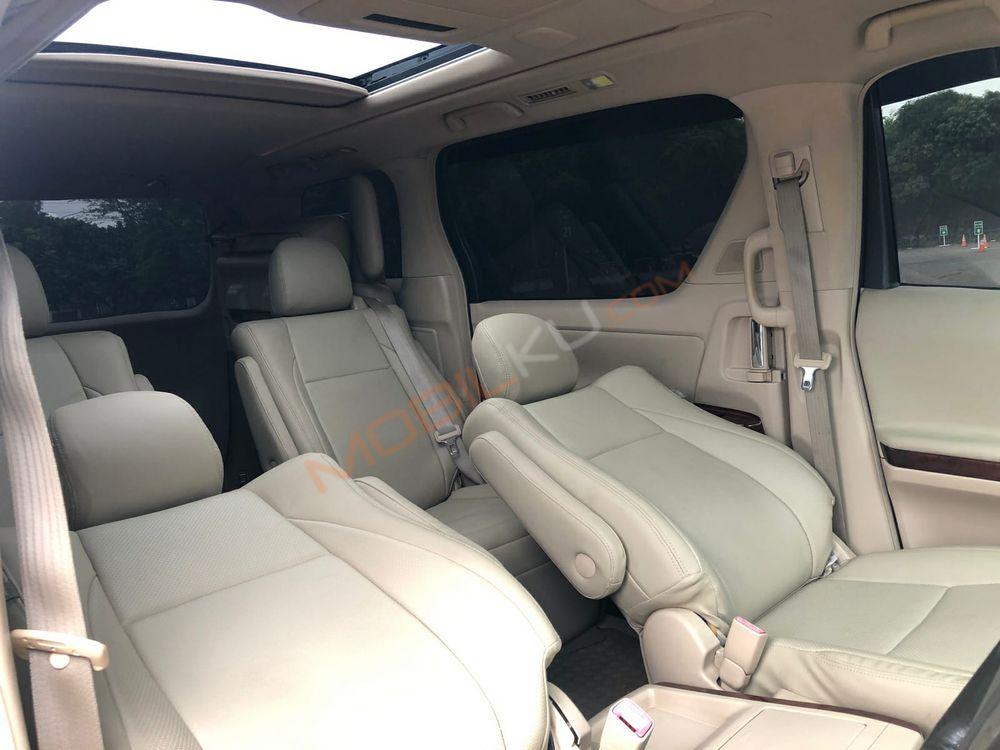 Mobil Toyota Vellfire 2010