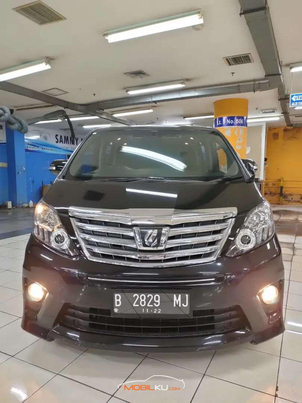 Mobil Toyota Alphard 2012