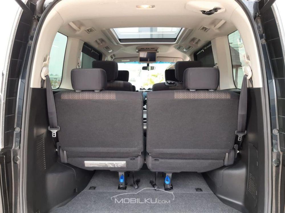 Mobil Nissan Serena 2015