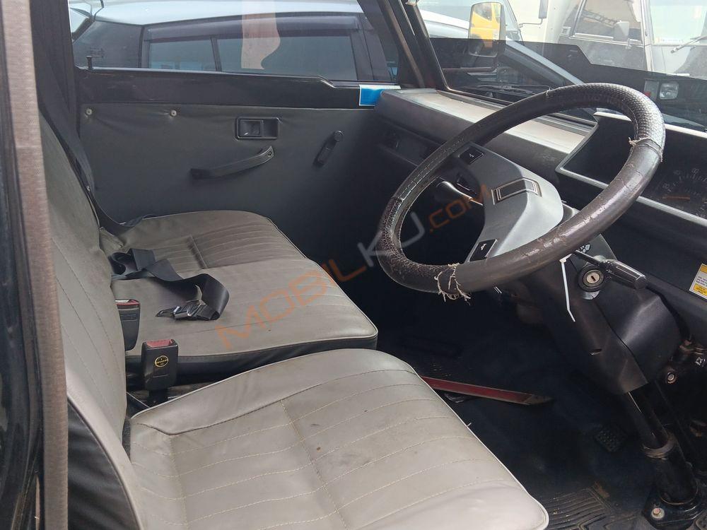 Mobil Mitsubishi L300 2021