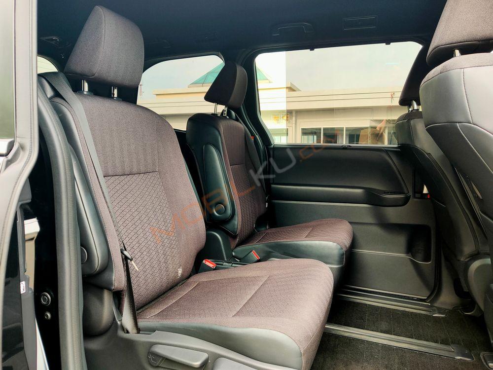 Mobil Toyota Voxy 2022