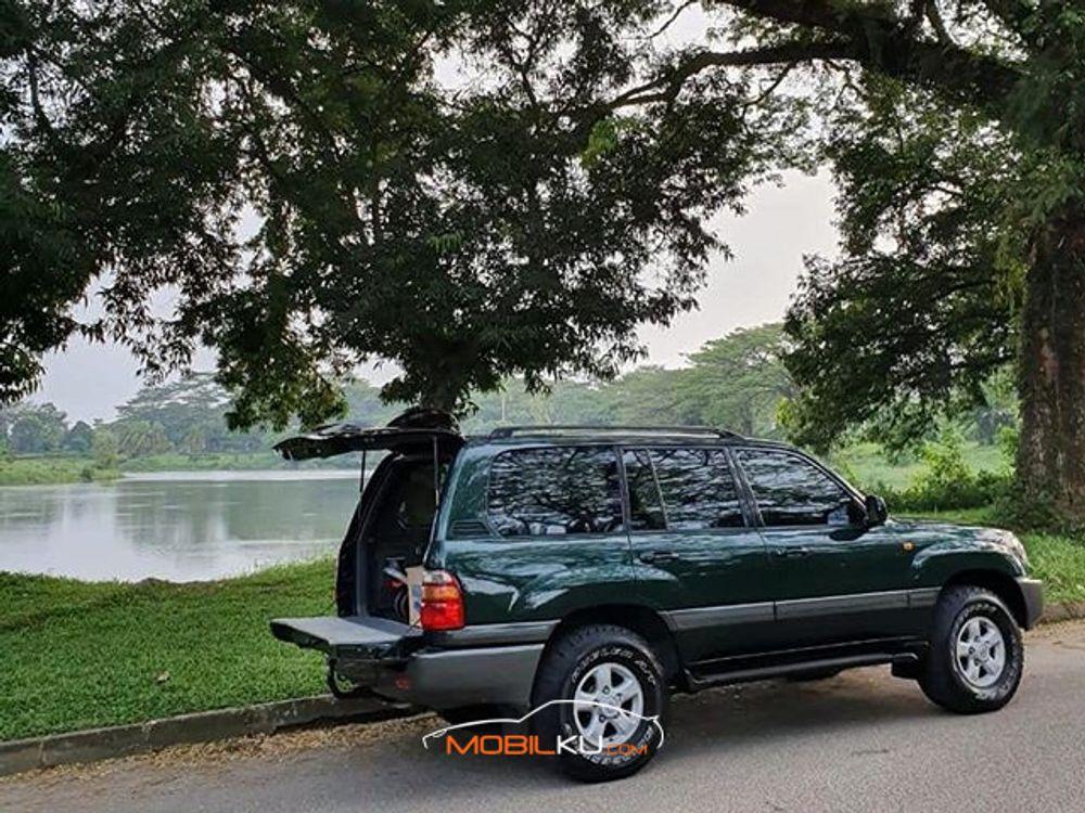 Mobil Toyota Land Cruiser 2001