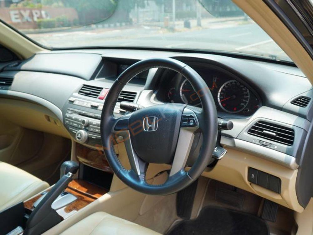 Mobil Honda Accord 2011