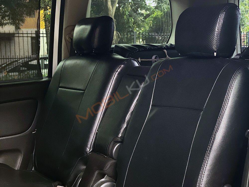 Mobil Nissan Serena 2013