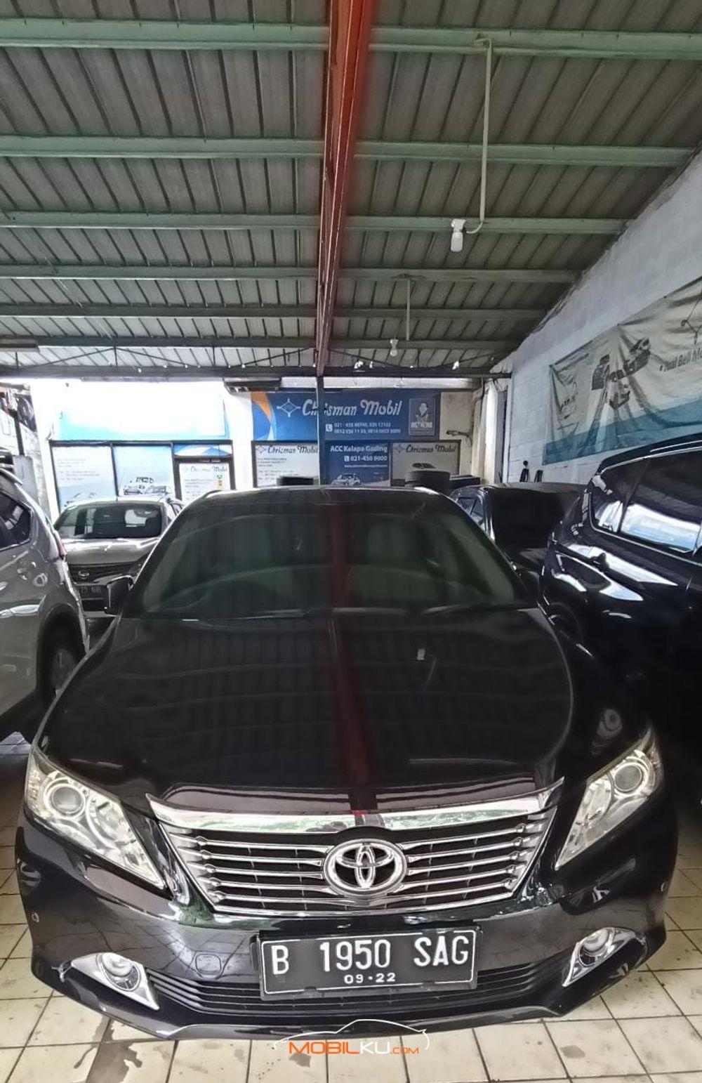 Mobil Toyota Camry 2012