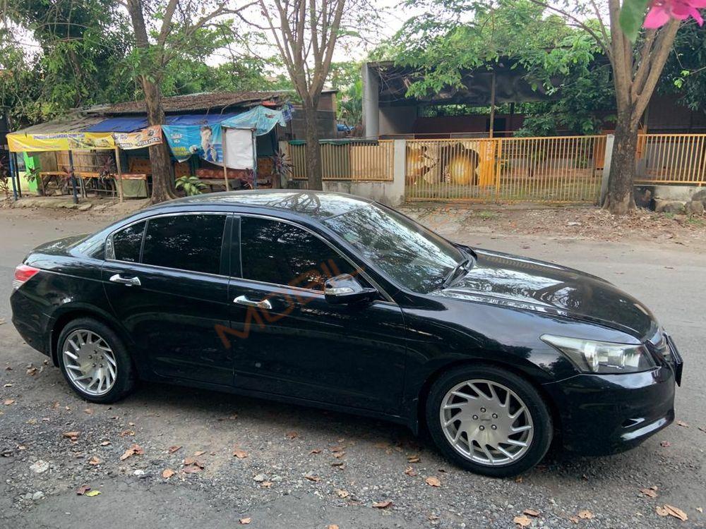 Mobil Honda Accord 2011