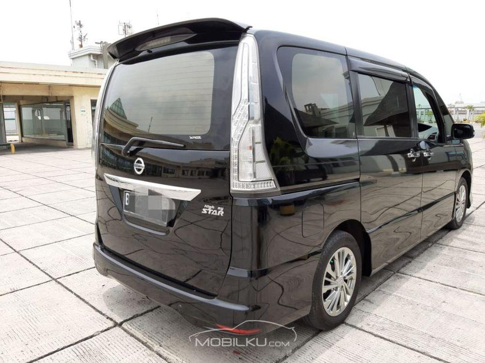 Mobil Nissan Serena 2015