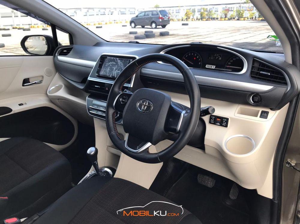 Mobil Toyota Sienta 2017