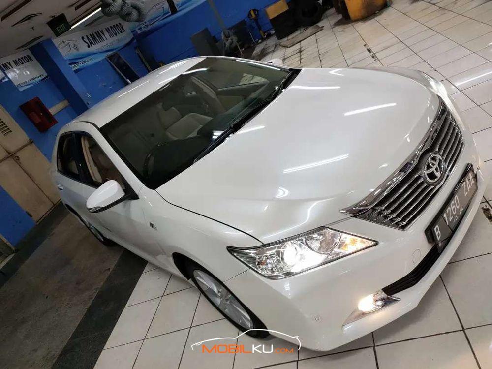 Mobil Toyota Camry 2014