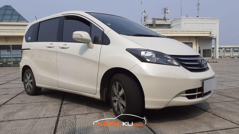 Mobil Honda Freed 2011