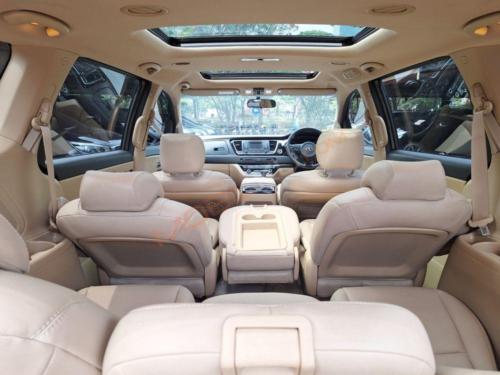 Mobil Kia Sedona 2017