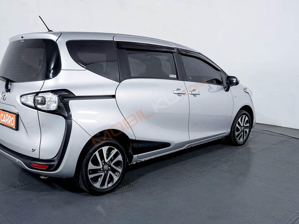 Mobil Toyota Sienta 2016