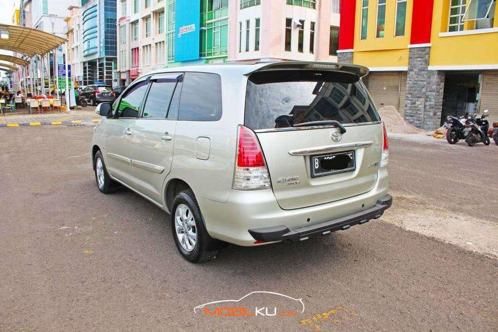 Mobil Toyota Kijang Innova 2010
