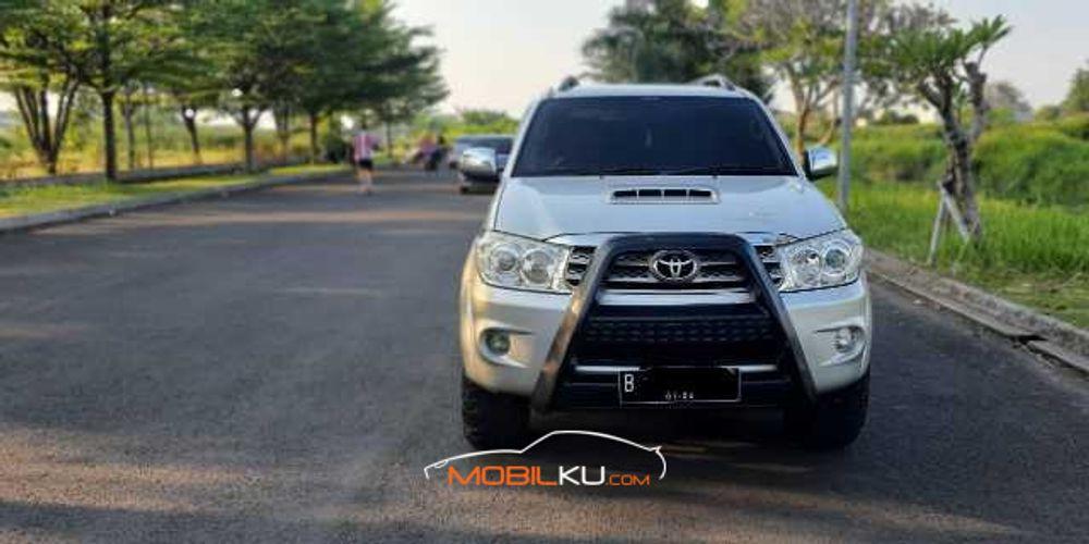 Mobil Toyota Fortuner 2005