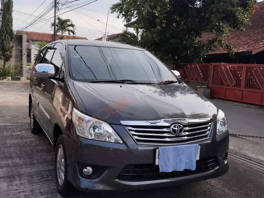 Mobil Toyota Kijang Innova 2013