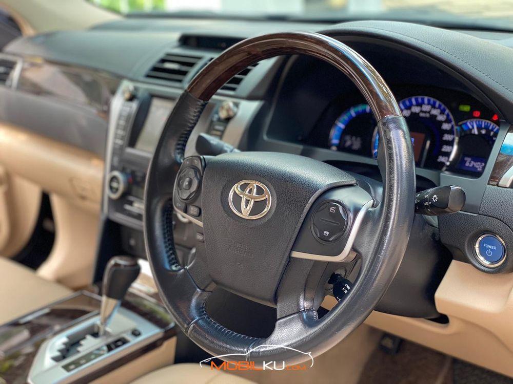 Mobil Toyota Camry 2014