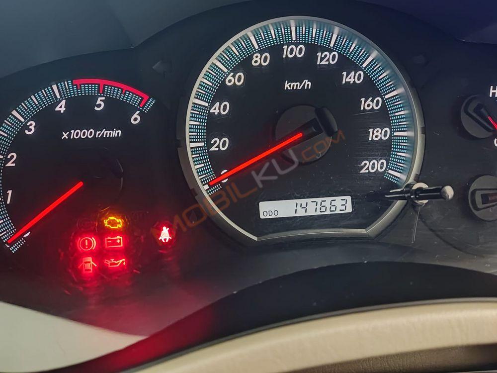 Mobil Toyota Kijang Innova 2012