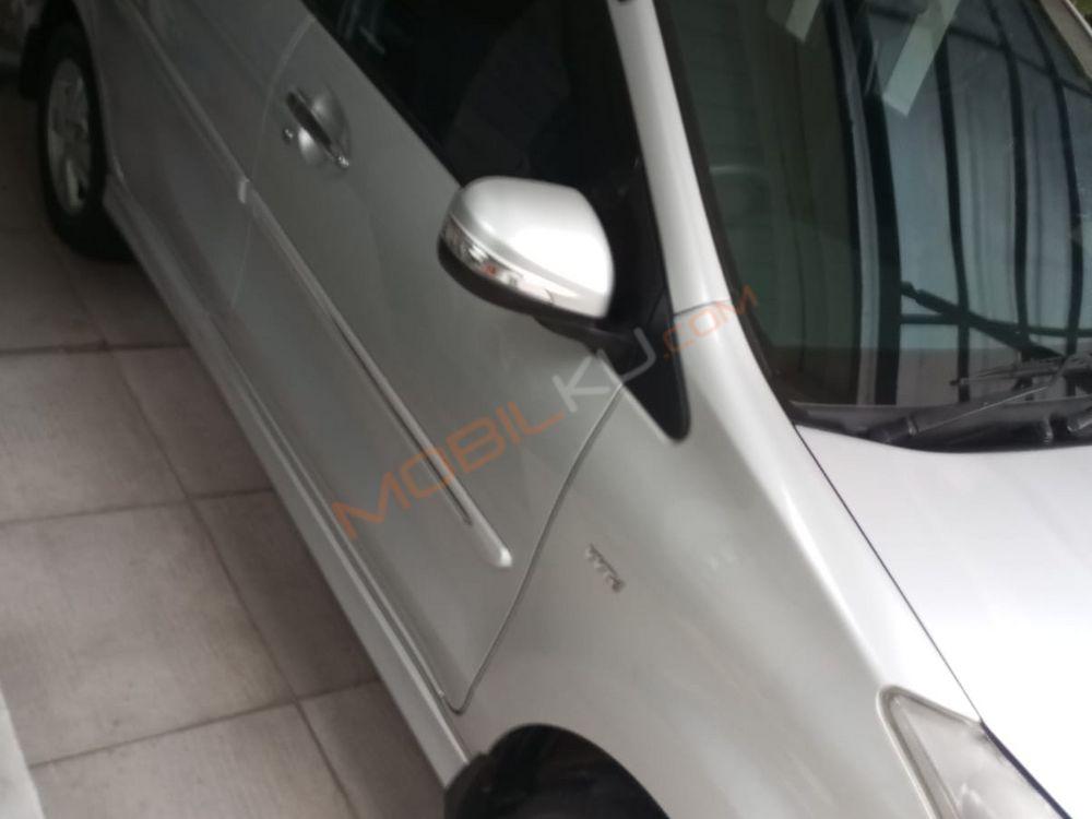 Mobil Toyota Avanza 2013