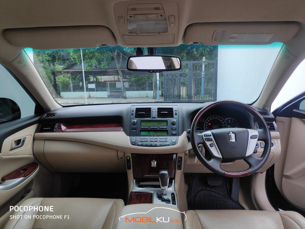 Mobil Toyota Crown 2010