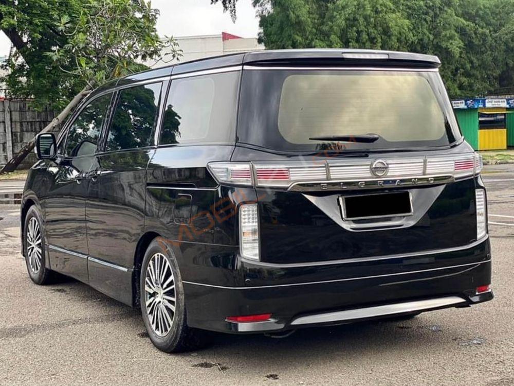 Mobil Nissan Elgrand 2014