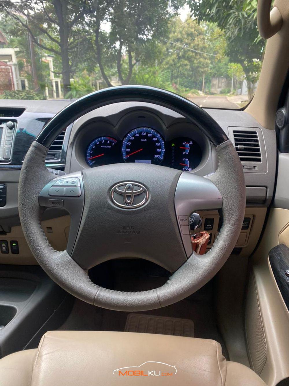 Mobil Toyota Fortuner 2011