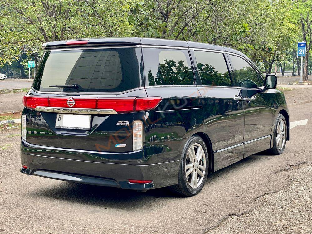 Mobil Nissan Elgrand 2013