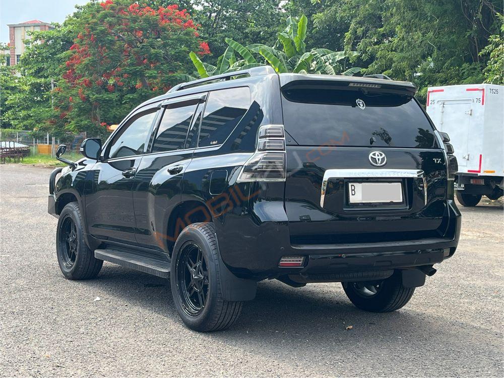 Mobil Toyota Land Cruiser 2013