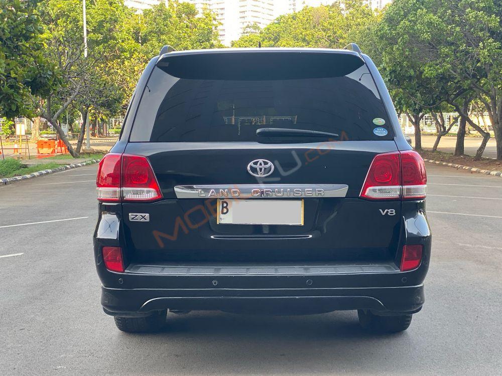 Mobil Toyota Land Cruiser 2010