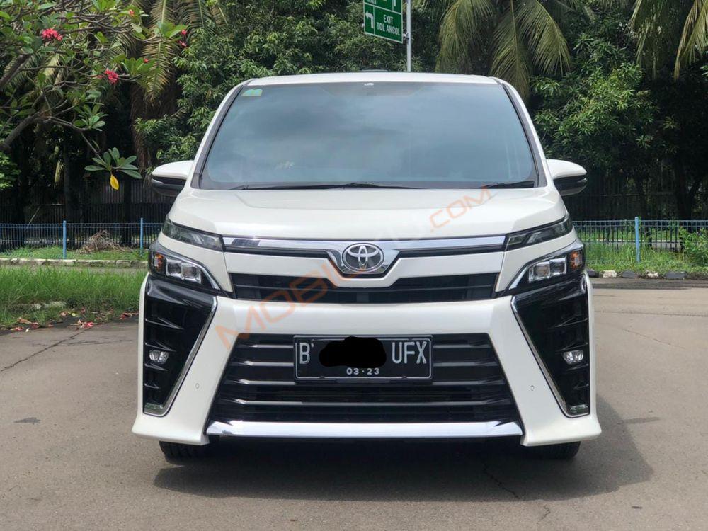 Mobil Toyota Voxy 2018