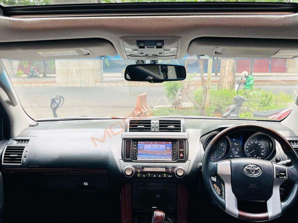 Mobil Toyota Land Cruiser 2014